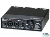 un gros plan d'une interface audio noire sur fond blanc