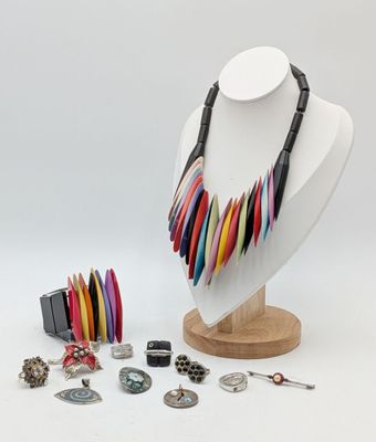 une présentation de bijoux sur un présentoir en bois, sur fond blanc