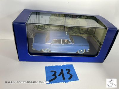 une petite voiture bleue dans une boîte bleue sur laquelle est inscrit le chiffre vingt