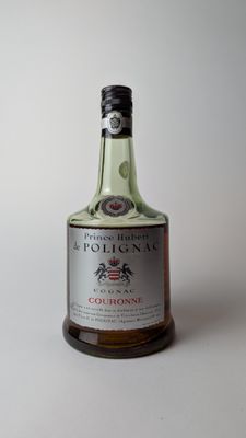 une bouteille d'alcool posée sur une table