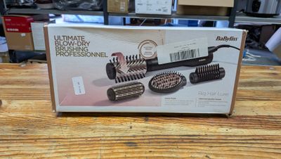 une boîte de brosses à cheveux posée sur une table dans un magasin