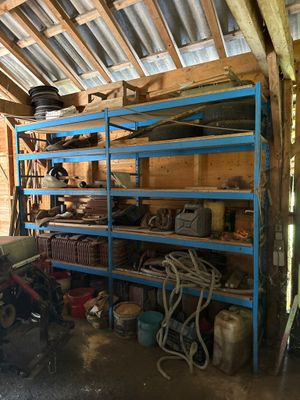 un garage avec beaucoup d'objets sur les étagères
