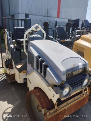 une photo d'un engin de chantier garé sur un parking