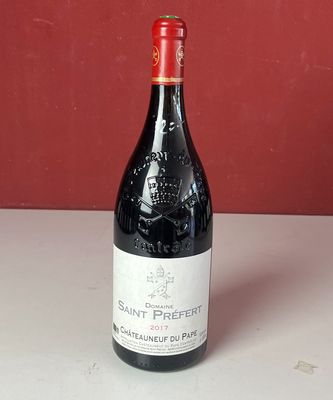 une bouteille de vin posée sur un comptoir à côté de plusieurs bouteilles de vin