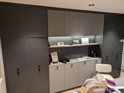 une pièce équipée d'un bureau, d'armoires et d'une chaise