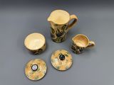 quatre objets en poterie posés sur une table