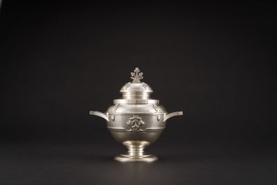une théière ancienne en argent sur fond noir, avec un fond noir