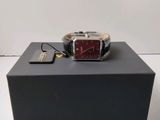 une montre posée sur une boîte