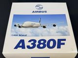 La boîte est blanche et bleue, avec l'image d'un avion dessus.