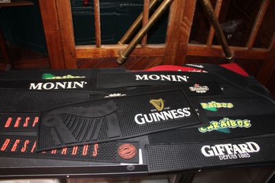 une table sur laquelle sont posées plusieurs affiches de bière