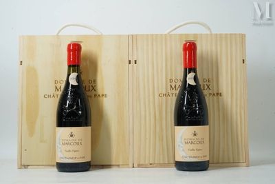 deux bouteilles de vin dans un coffret en bois sur une surface blanche