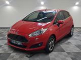 La Ford Fiesta rouge est garée dans une grande pièce.