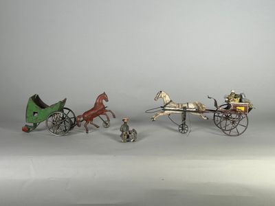 un groupe de chevaux miniatures tirant une calèche dans laquelle se trouve un homme