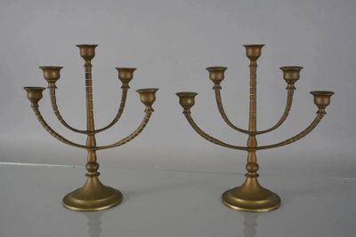 JUDAICA. Paire de Candélabres en laiton.