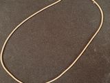 un collier en or sur fond noir