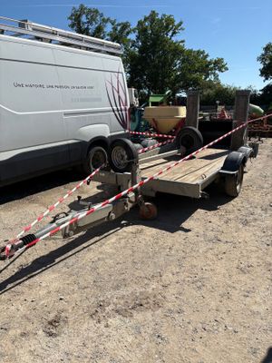 une camionnette blanche garée dans la poussière