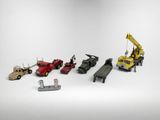 de nombreux véhicules miniatures posés sur une surface blanche