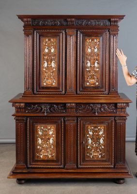 une femme qui se tient à côté d'une armoire