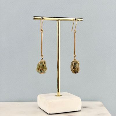 gros plan d'une paire de boucles d'oreilles sur un support