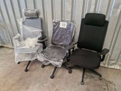 deux chaises de bureau placées l'une à côté de l'autre