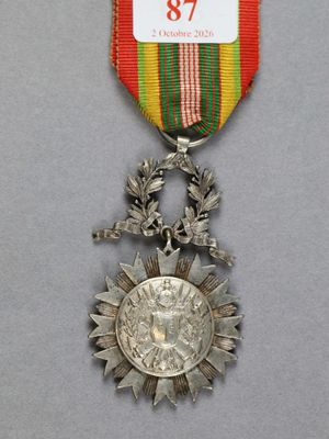 Gros plan sur une médaille entourée d'un ruban