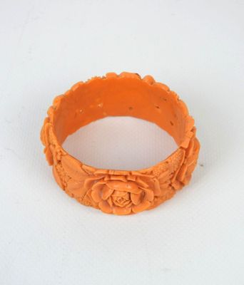 un bracelet orange orné d'une fleur