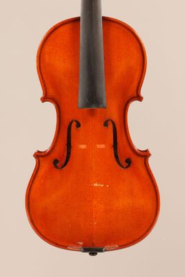 un violon orange avec un archet noir sur fond blanc