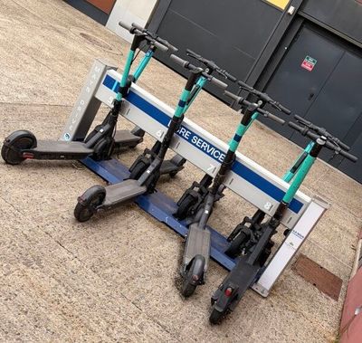 Environ 71 trottinettes électriques 2 modèles différents (11…