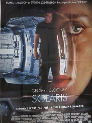 L'affiche du film « Solars » représente un homme debout devant un vaisseau spatial.