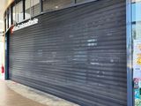 une photo d'une devanture de magasin dont la porte est fermée