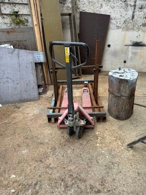 un chariot élévateur qui se trouve au milieu d'une cour