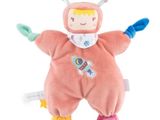 peluche représentant une petite fille en combinaison spatiale, avec une navette spatiale sur le dos