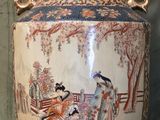 un vase posé sur une table dans une pièce