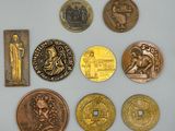 plusieurs types de pièces de monnaie sur une surface blanche avec un fond bleu