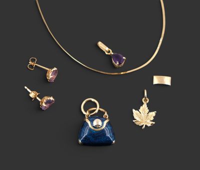 une collection de bijoux comprenant un collier, des boucles d'oreilles et un pendentif