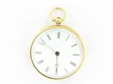 une montre de poche en or avec des chiffres romains sur le cadran
