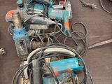 tout un tas d'outils électriques posés sur la table