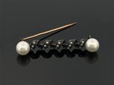 une paire d'épingles à cheveux ornées de perles et de diamants