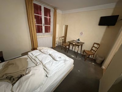 CHAMBRE 1 composée de: -un lit deux personnes matelas sommie…