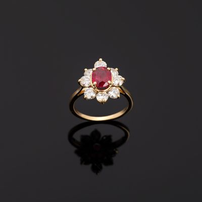 Bague Pompadour en or jaune 750°°° (tête d'aigle) centrée d’…