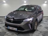 la voiture grise est garée sur un sol en damier dans le garage