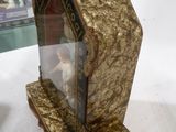 une horloge en or exposée dans une vitrine
