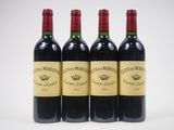 trois bouteilles de vin rouge posées l'une à côté de l'autre sur une surface blanche