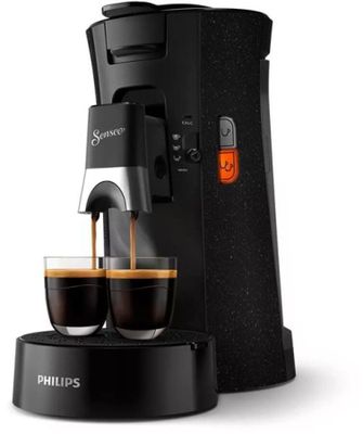 une cafetière devant laquelle se trouvent deux tasses de café