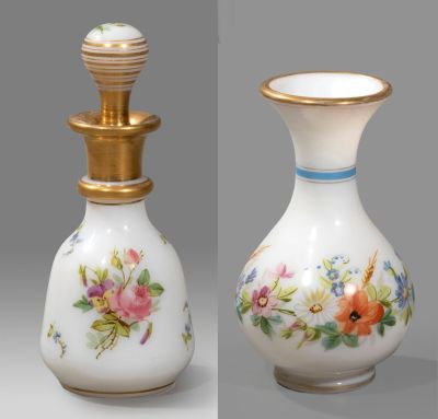 deux vases peints avec des fleurs