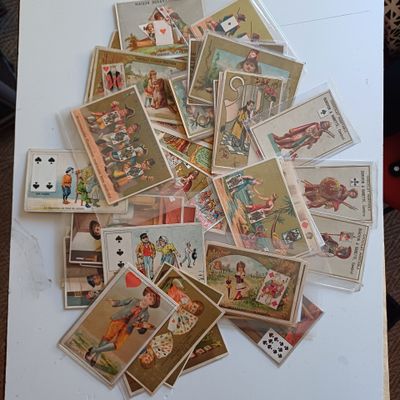 une pile de vieilles cartes à jouer posée sur une table