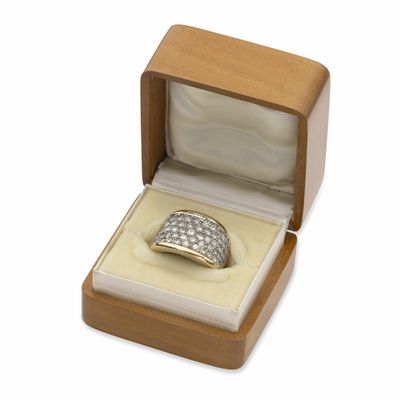 une bague en argent dans un coffret en bois sur fond blanc