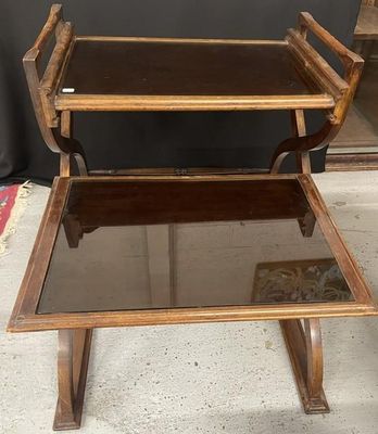 une image représentant une table en bois avec un plateau en verre posée sur le sol