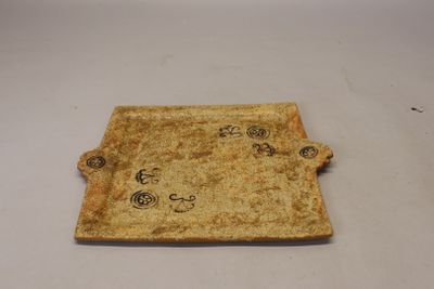 Plat carré à oreilles en céramique contemporaine, signé sous…