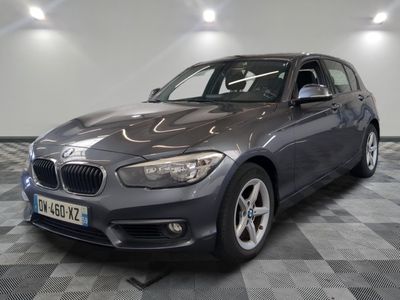 une photo d'une BMW grise dans un showroom